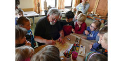 Vorschulkinder in der „Galerie“ von Stadtpfarrer Kowal (Foto: Karl-Franz Thiede)